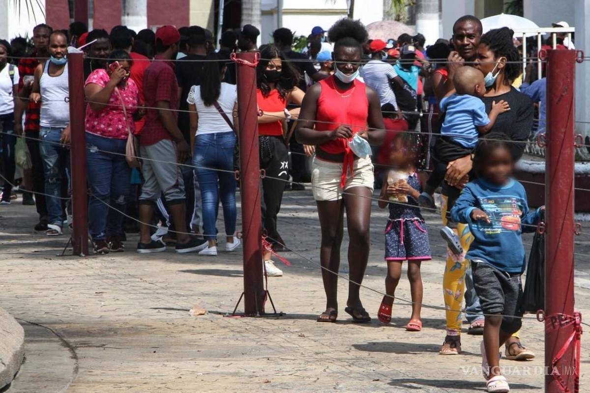 EU inicia la deportación de haitianos retenidos en puente en la frontera