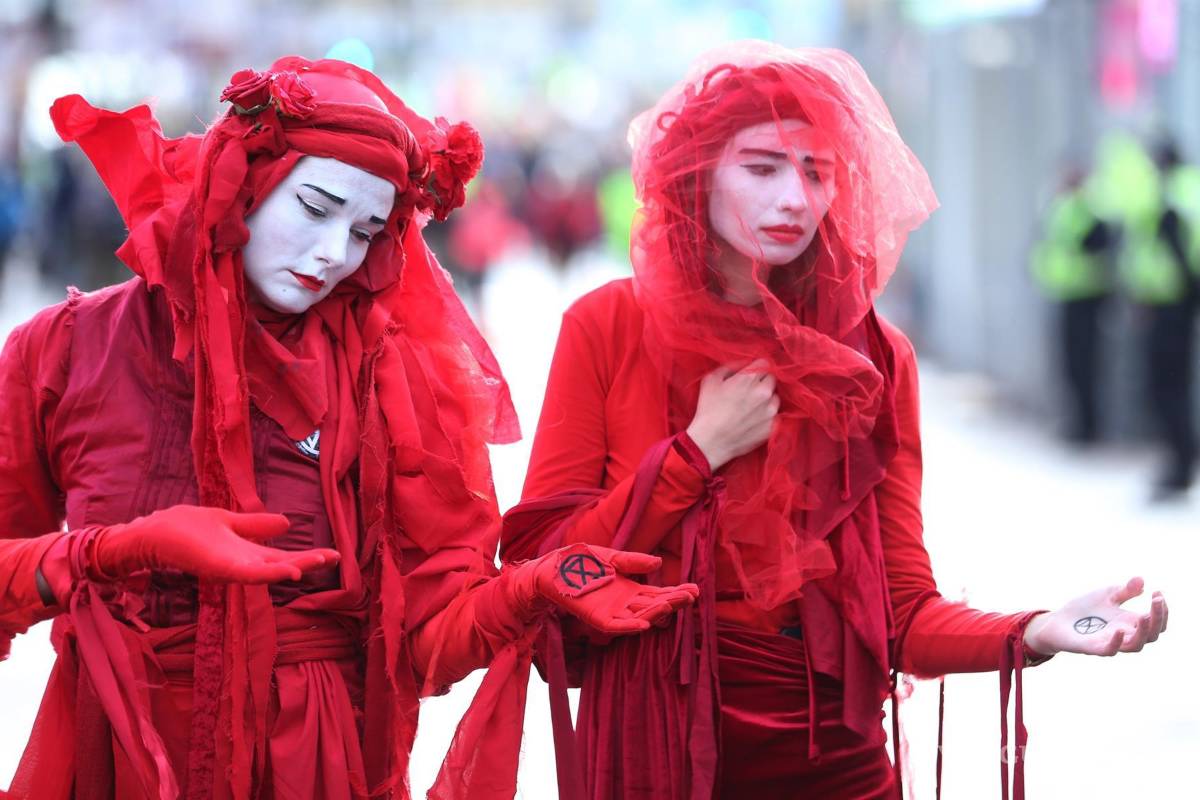 $!Activistas de Extinction Rebellion actúan en una manifestación durante la Cumbre del Clima de la ONU COP26 en Glasgow, Escocia. EFE/EPA/Robert Perry