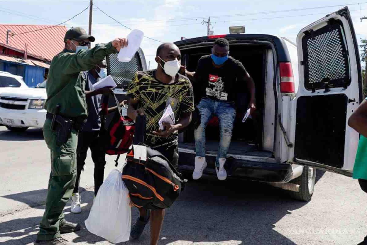 Funcionarios fronterizos de EU arrestarán hasta nueve mil migrantes por día