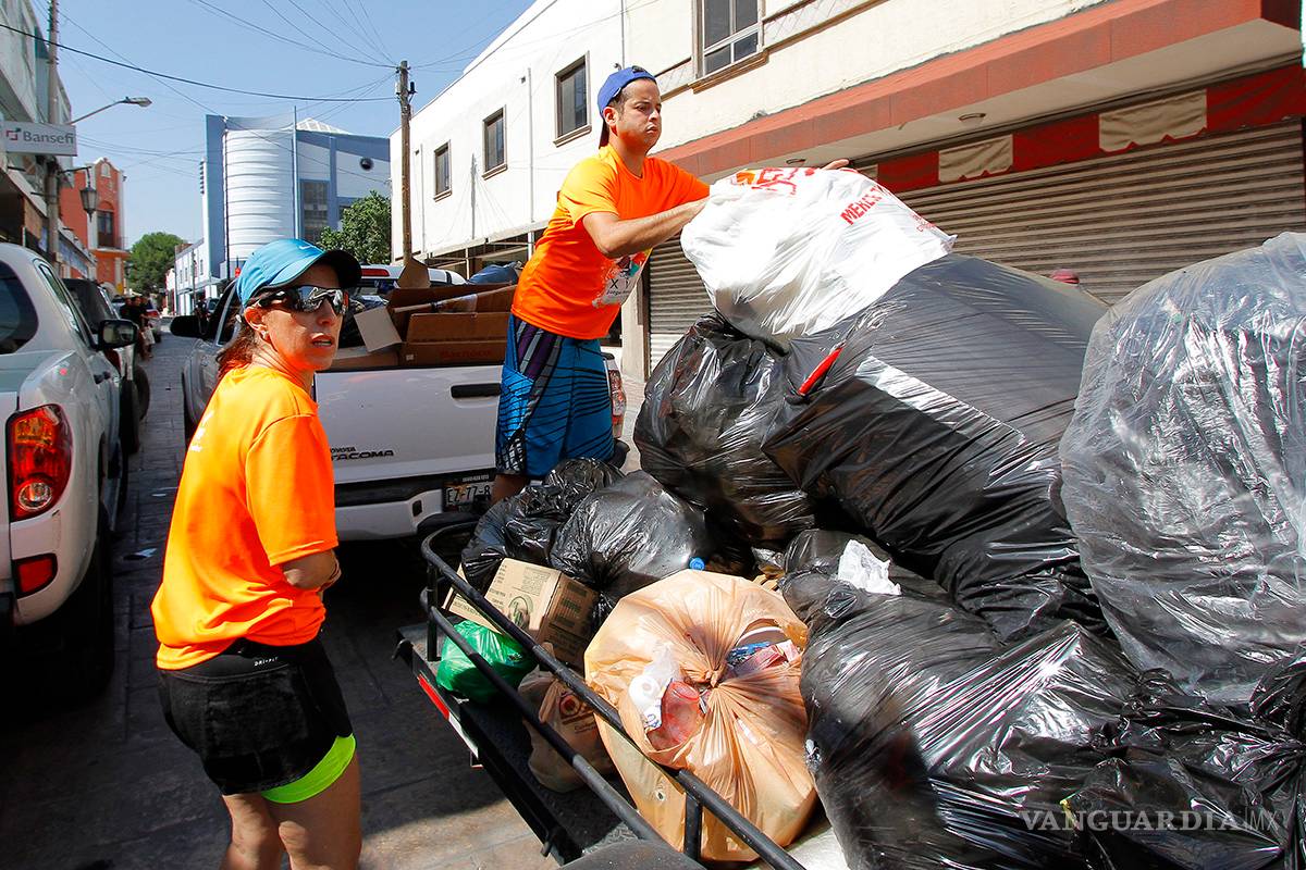 Amanece Saltillo como basurero, funcionarios salen a limpiar las calles