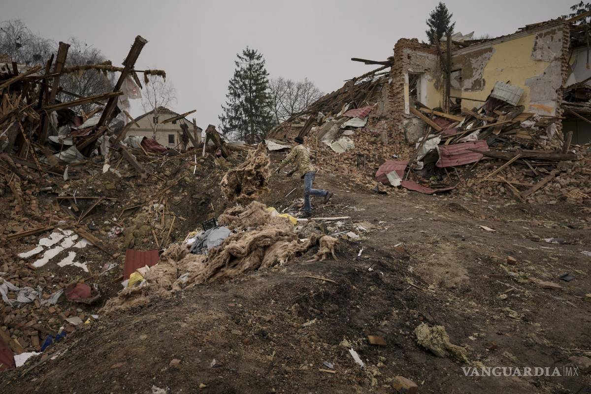 Inician búsqueda de cuerpos en escombros en la ciudad Borodianka en Ucrania