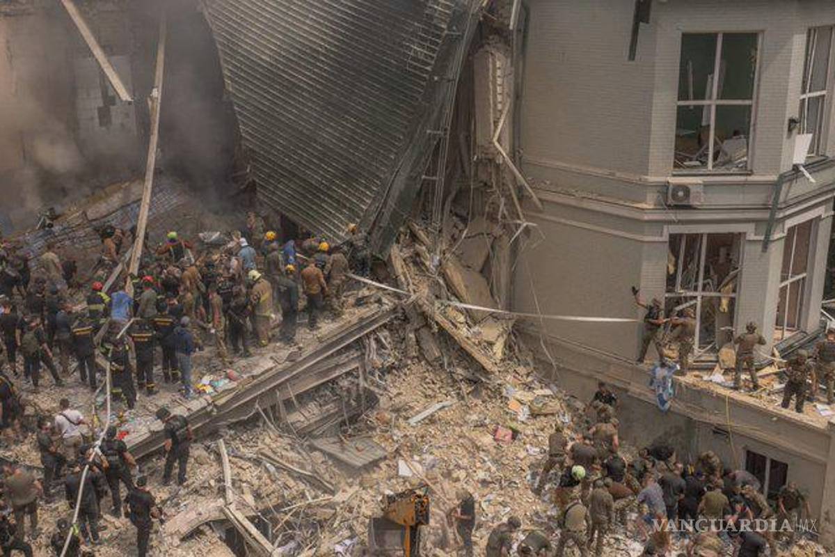 Rusia ataca con misiles a Ucrania y destruye hospital infantil, mueren al menos 31 personas