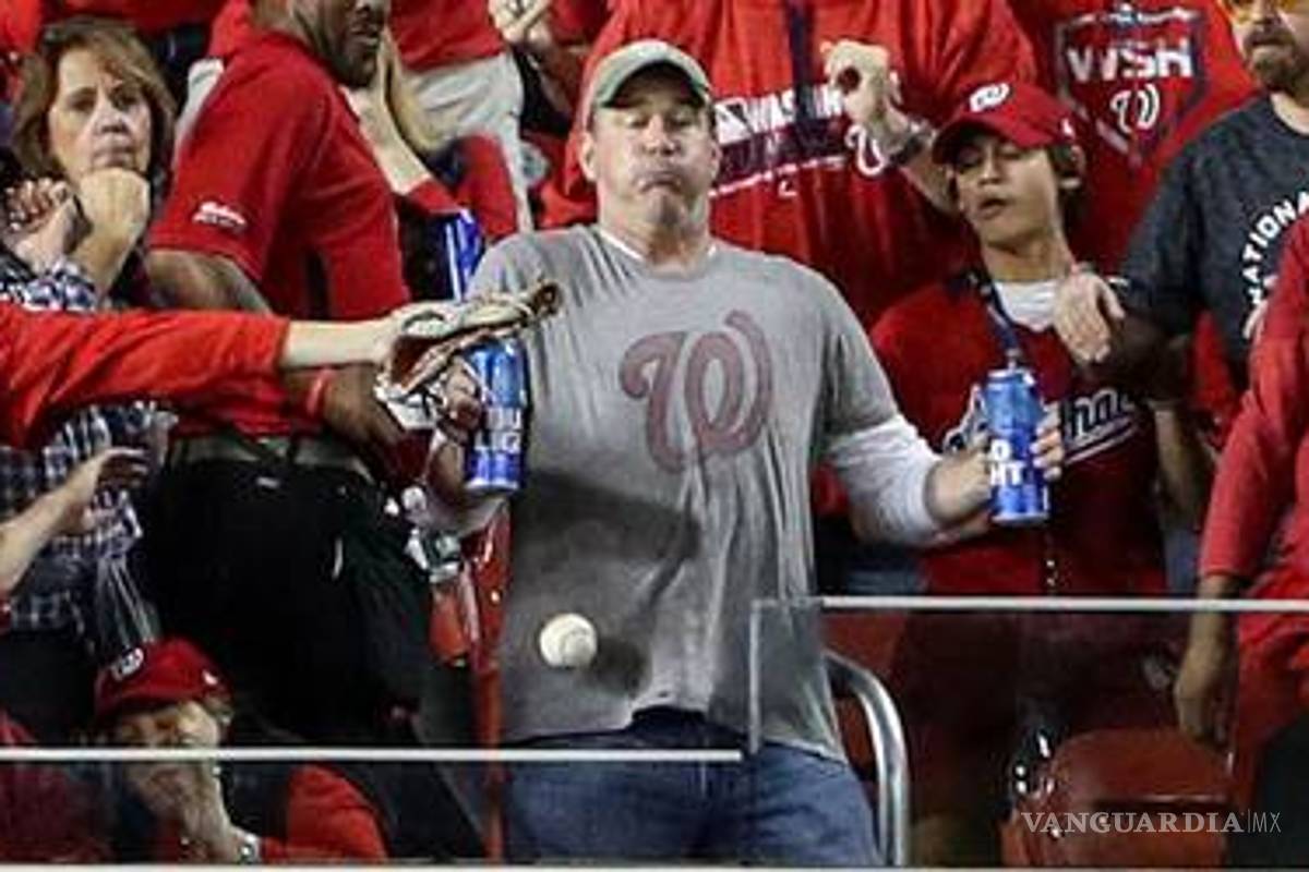 Fanático prefiere pelotazo a tirar sus latas en Serie Mundial...le darán cerveza de por vida
