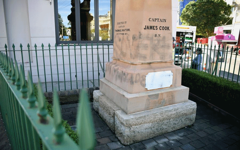 $!Monumentos y estatuas son víctimas de la ira y las protestas antirracistas en todo el mundo (fotos)