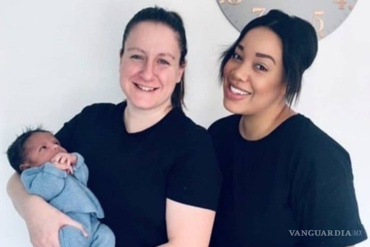 Pareja lésbica concibió al primer bebé incubado en dos úteros en el mundo