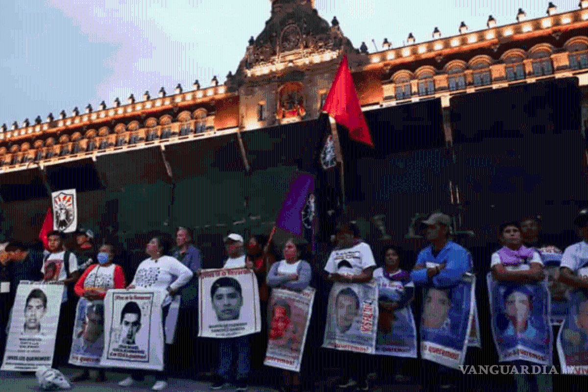 Familiares de los 43 normalistas exigen reunión con AMLO, amenazan con boicot a proceso electoral