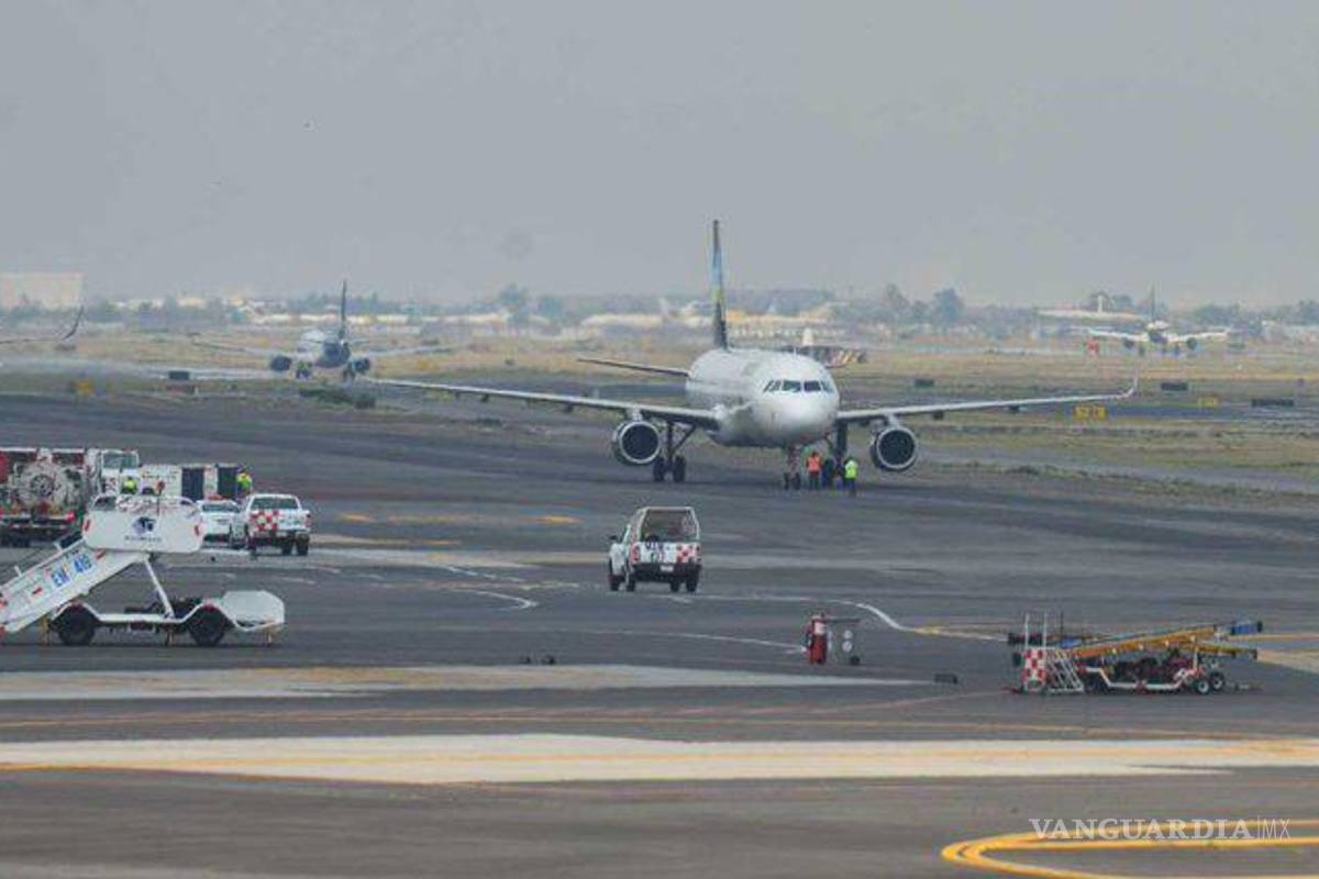 Retraso en vuelos en el AICM por cierre de pista para reparar bache