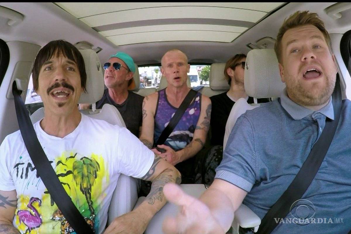 Red Hot Chili Peppers cantan desnudos en TV