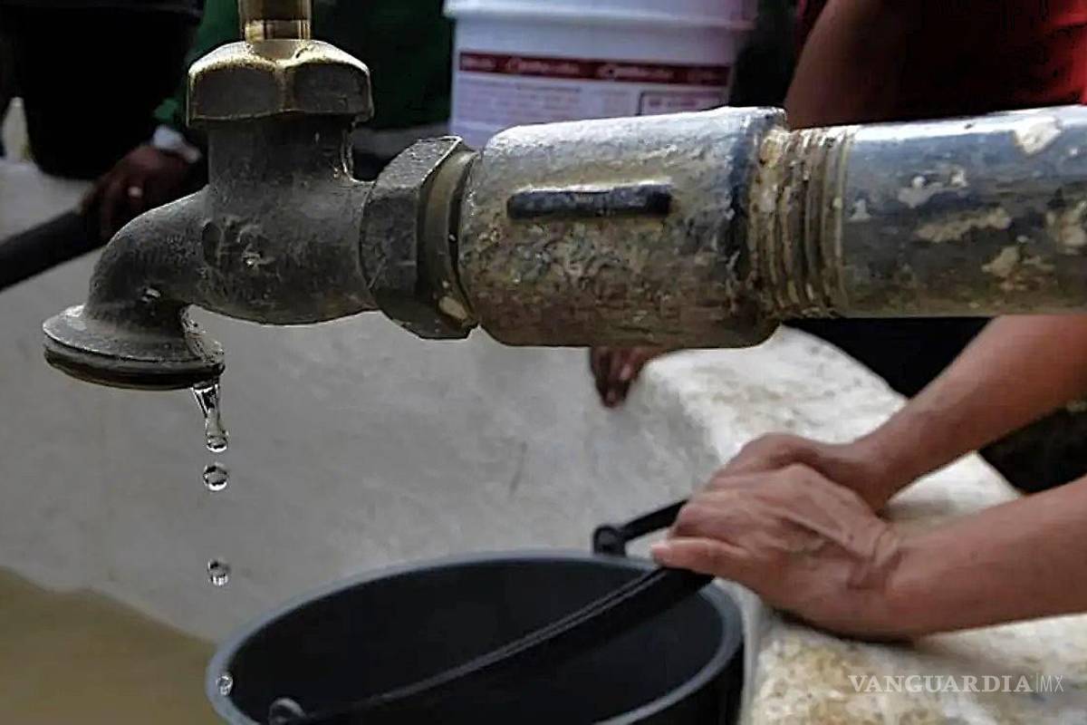 Lento el restablecimiento del suministro de agua potable en decenas de colonias de Saltillo; ‘sale turbia y maloriente’
