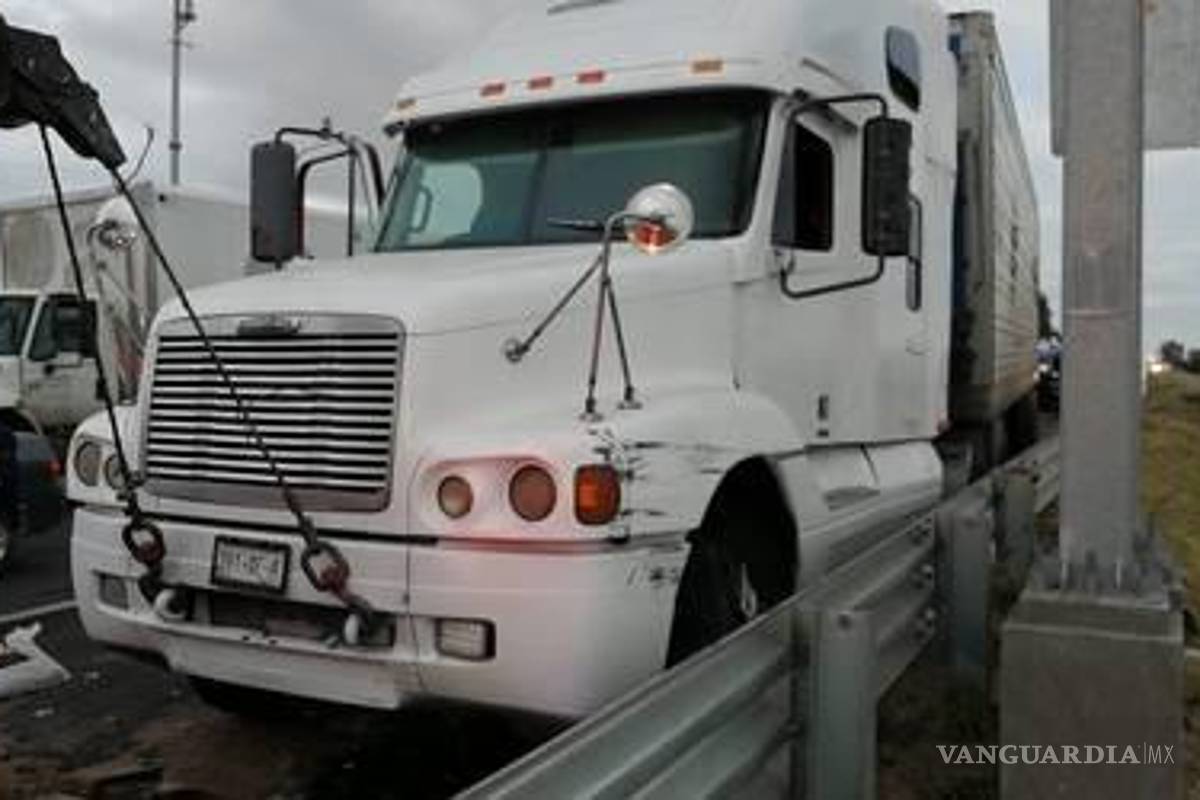 Robo a tráiler que transportaba patrullas sería investigado en Nuevo León: FGE