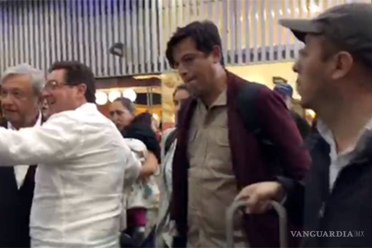 Le gritan &quot;corrupto&quot; a AMLO en el aeropuerto de la Ciudad de México (video)