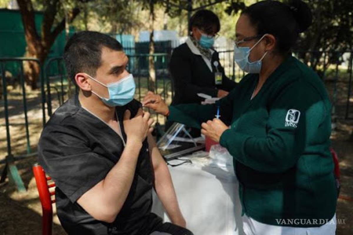 Arranca vacunación de personal médico de hospitales privados tras amago de paro en Saltillo