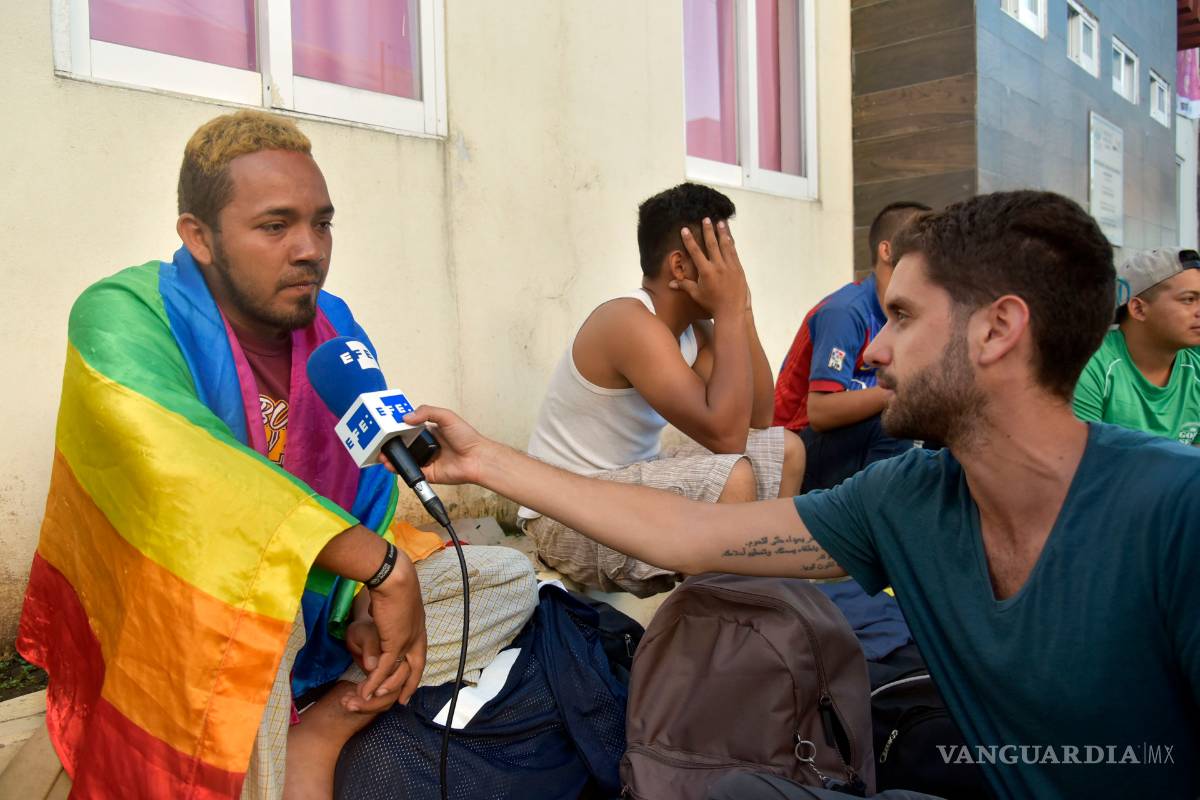 César Mejía, el joven gay que defiende los derechos LGBT en la caravana migrante