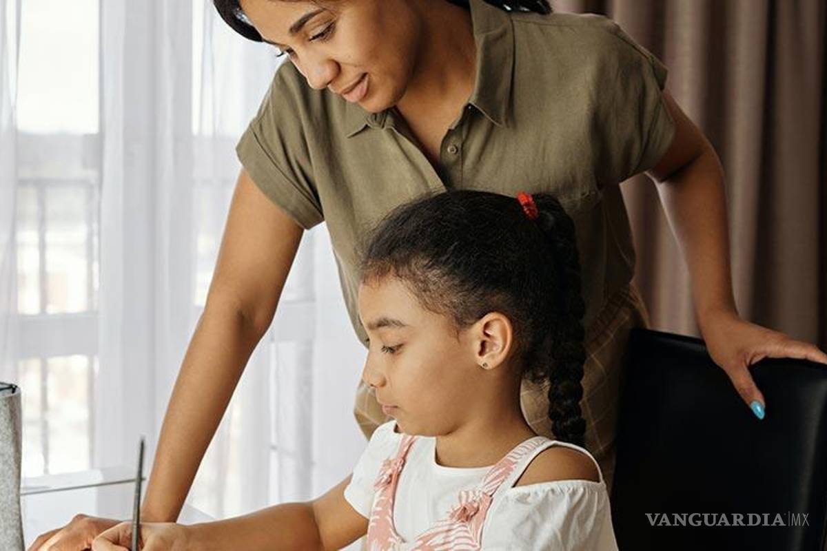 Salarios bajos y falta de apoyo marcan labor de maestras ‘sombra’ en Saltillo