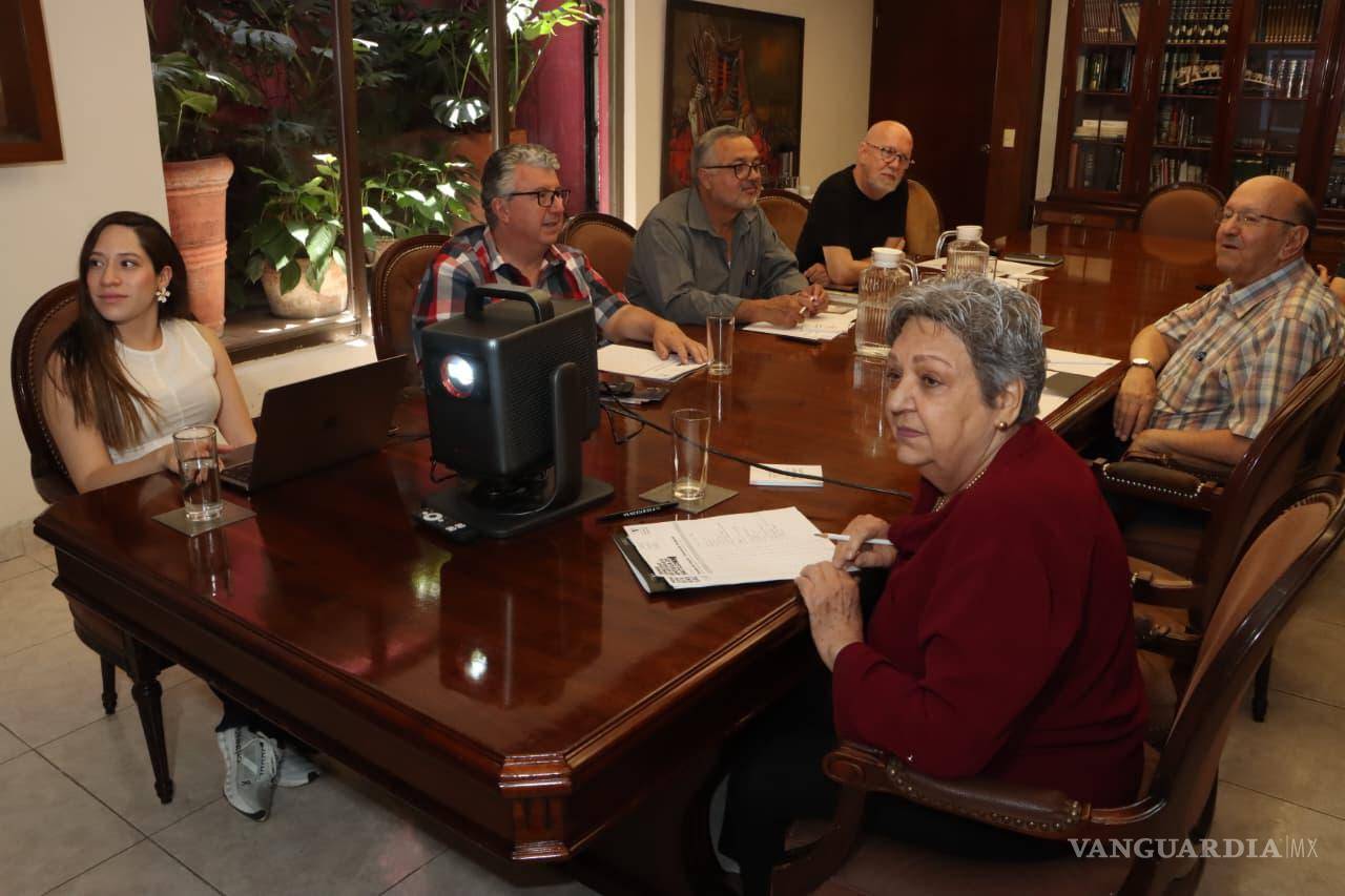 Rumbo a la gran exposición: Jurado del Primer Concurso de Fotografía Antigua del Periódico Vanguardia delibera
