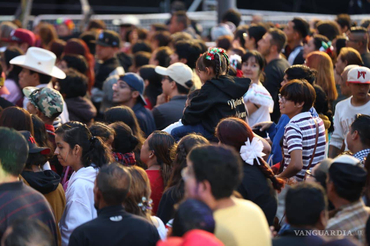 $!Miles de saltillenses se dieron cita en Plaza de Armas para disfrutar la fiesta.