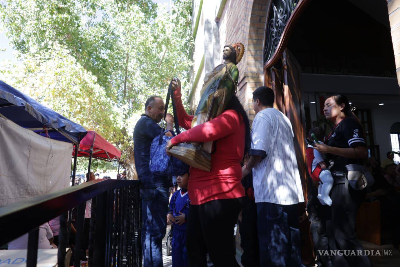 $!Fieles de todas las edades se congregaron frente al templo de San Judas Tadeo en Saltillo, llevando veladoras, flores y figuras del santo para cumplir promesas y pedir por la salud de sus familias.