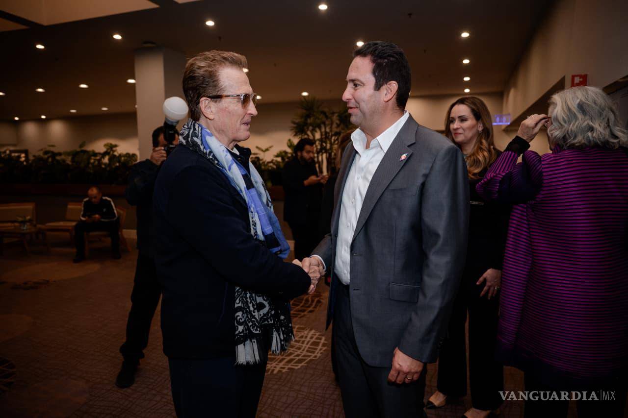 $!La ceremonia reunió a personalidades como Emmanuel, Lucía Méndez y la alpinista Karla Wheelock, quienes celebraron el homenaje.