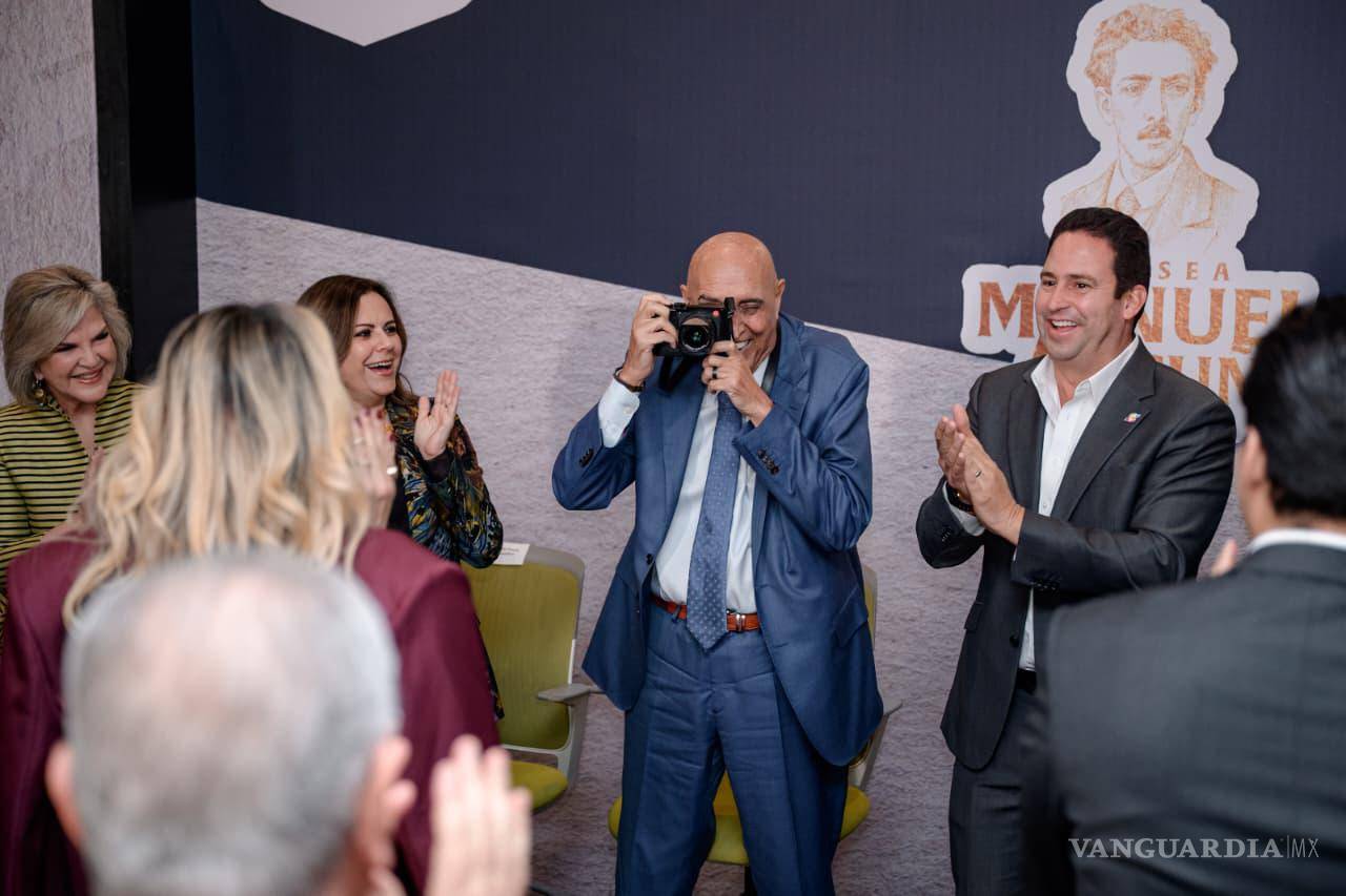 $!La directora del Instituto Municipal de Cultura, Leticia Rodarte Rangel (izq.), destacó el impacto del homenajeado en el desarrollo taste  de Saltillo.