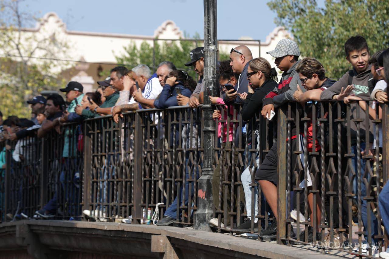 $!Padres de familia observan desde las vallas a sus hijos desfilar orgullosamente, en una escena que reflejó el ambiente familiar que caracterizó la jornada.