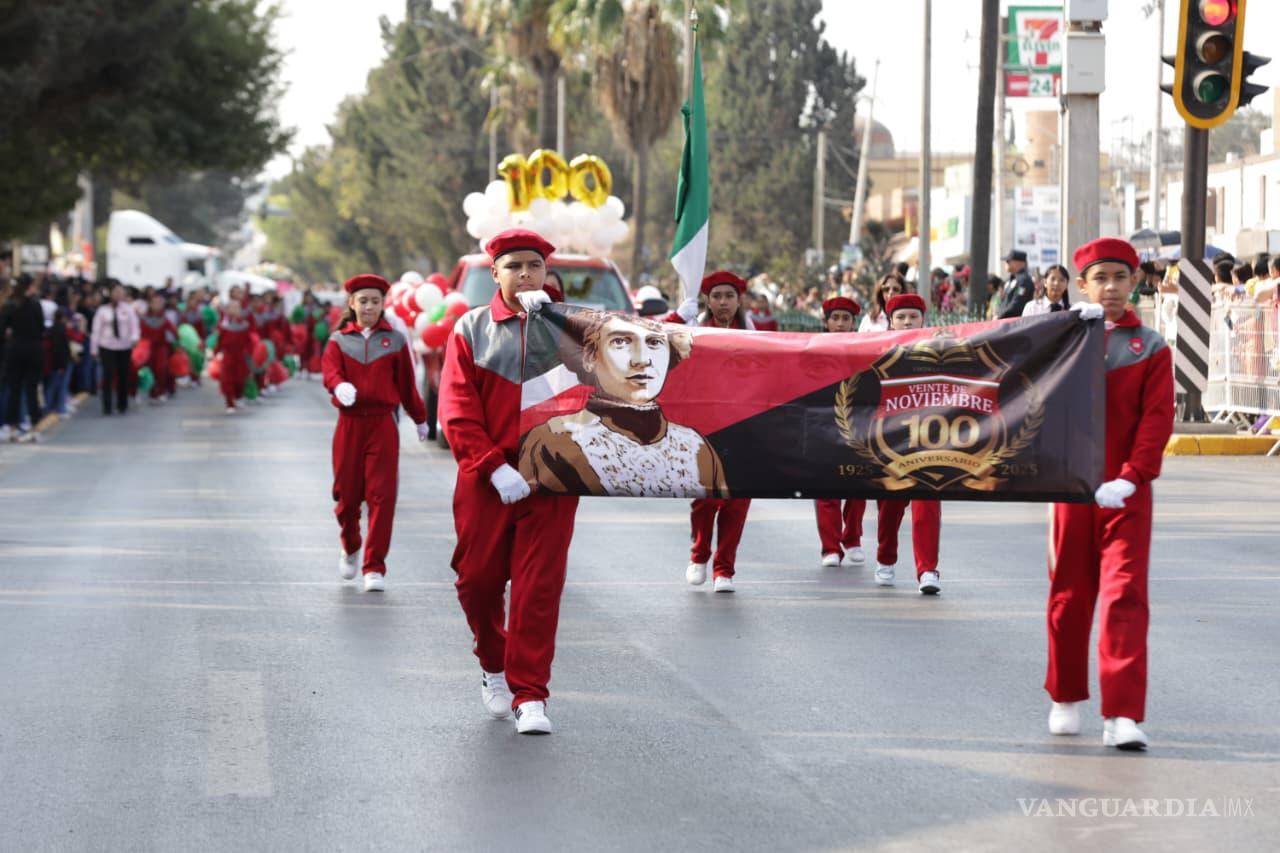 $!Contingentes escolares avanzan por el Venustiano Carranza entre música regional, tablas rítmicas y aplausos de cientos de familias.