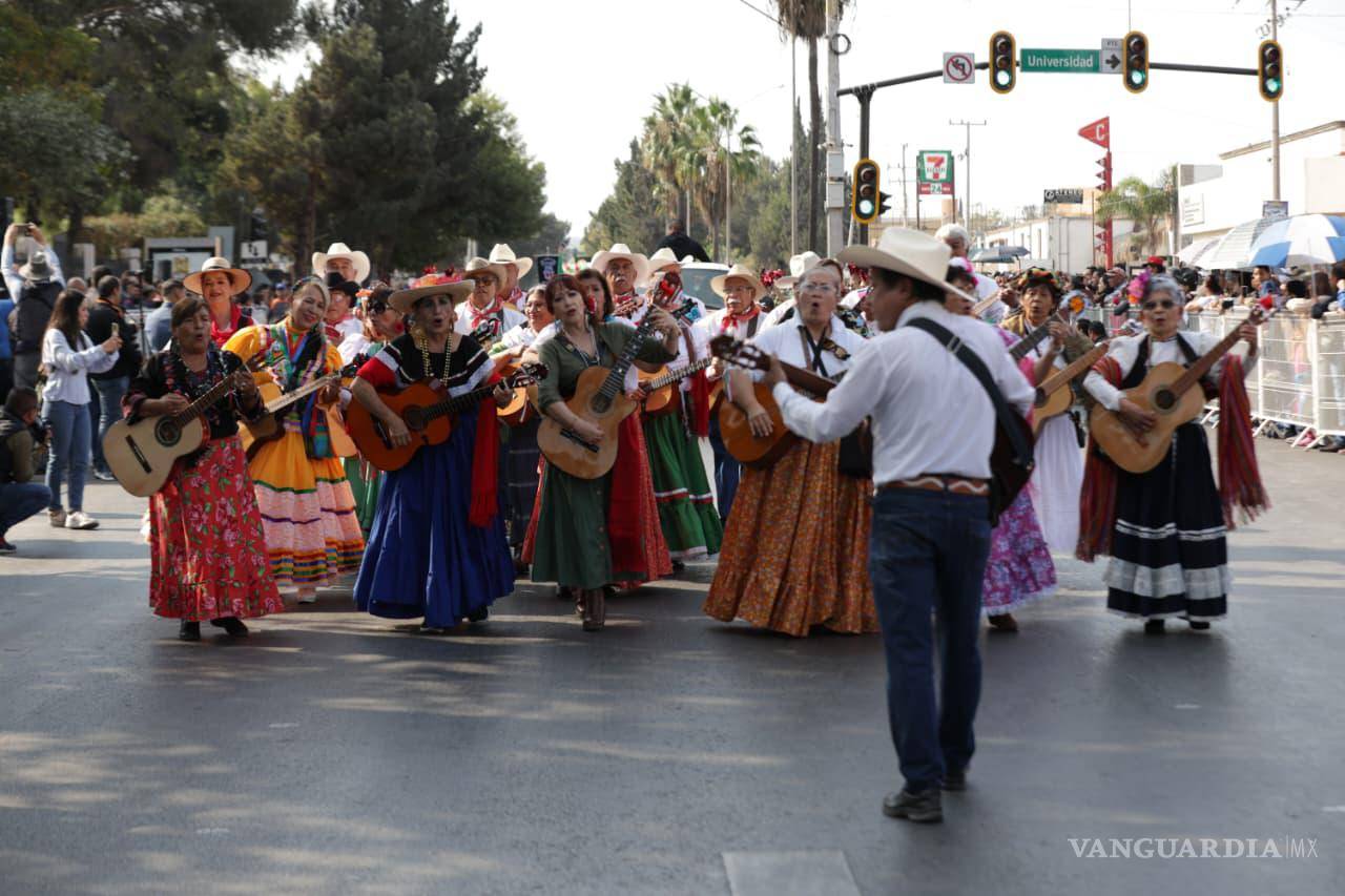 $!Contingentes avanzan por Venustiano Carranza durante el desfile, en una mañana marcada por redobles de tambor y aplausos .