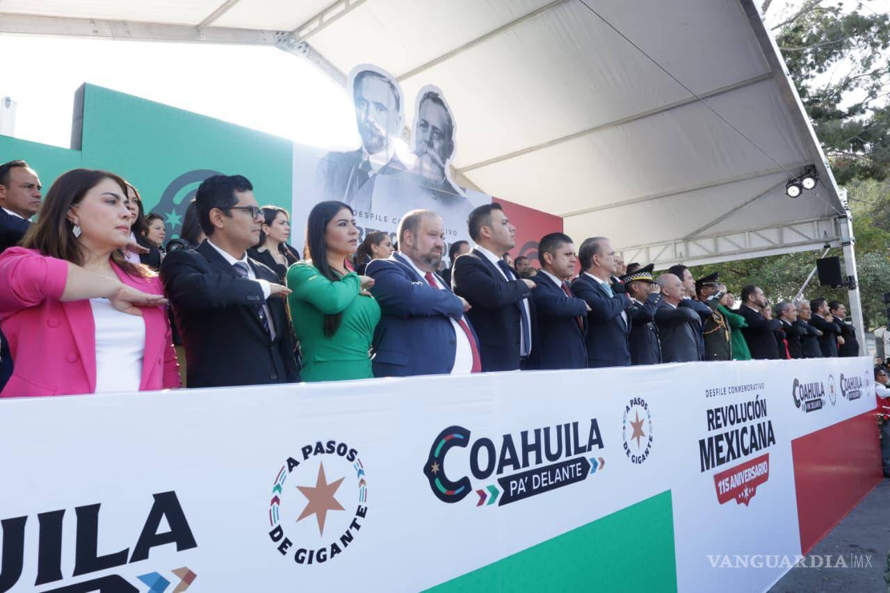 $!El desfile del 20 de noviembre en Saltillo reunió a más de 4 mil 900 participantes de todos los niveles educativos, corporaciones de seguridad y autoridades.