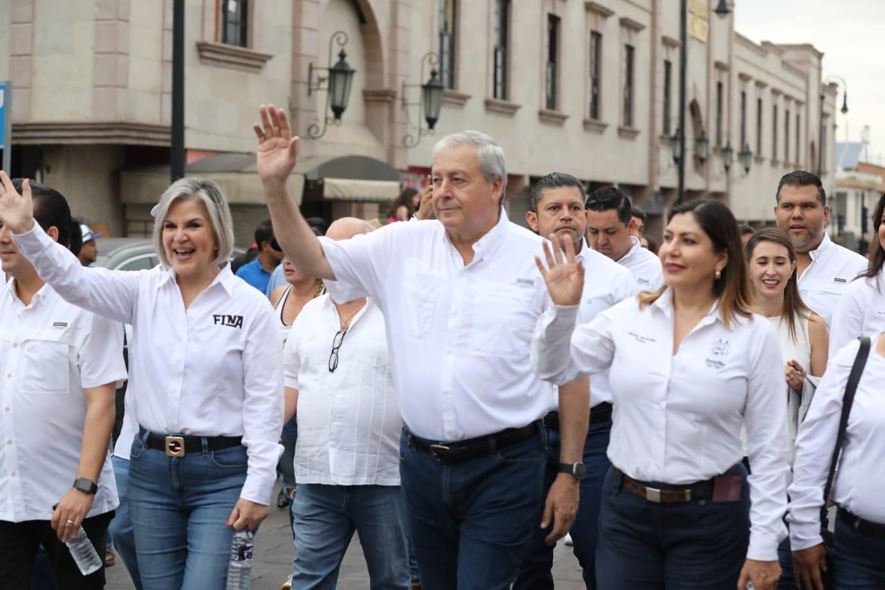 $!El alcalde José María Fraustro Siller encabezó el desfile con el que dio inicio la Feria Internacional de las Artes 447.