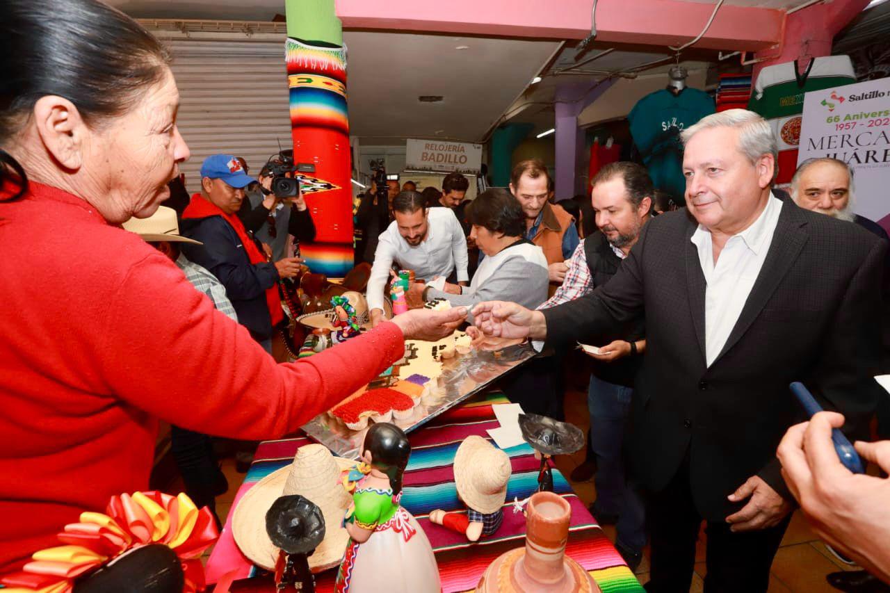 $!El Alcalde degustó de los platillos que preparan las cocineras del Mercado Juárez.