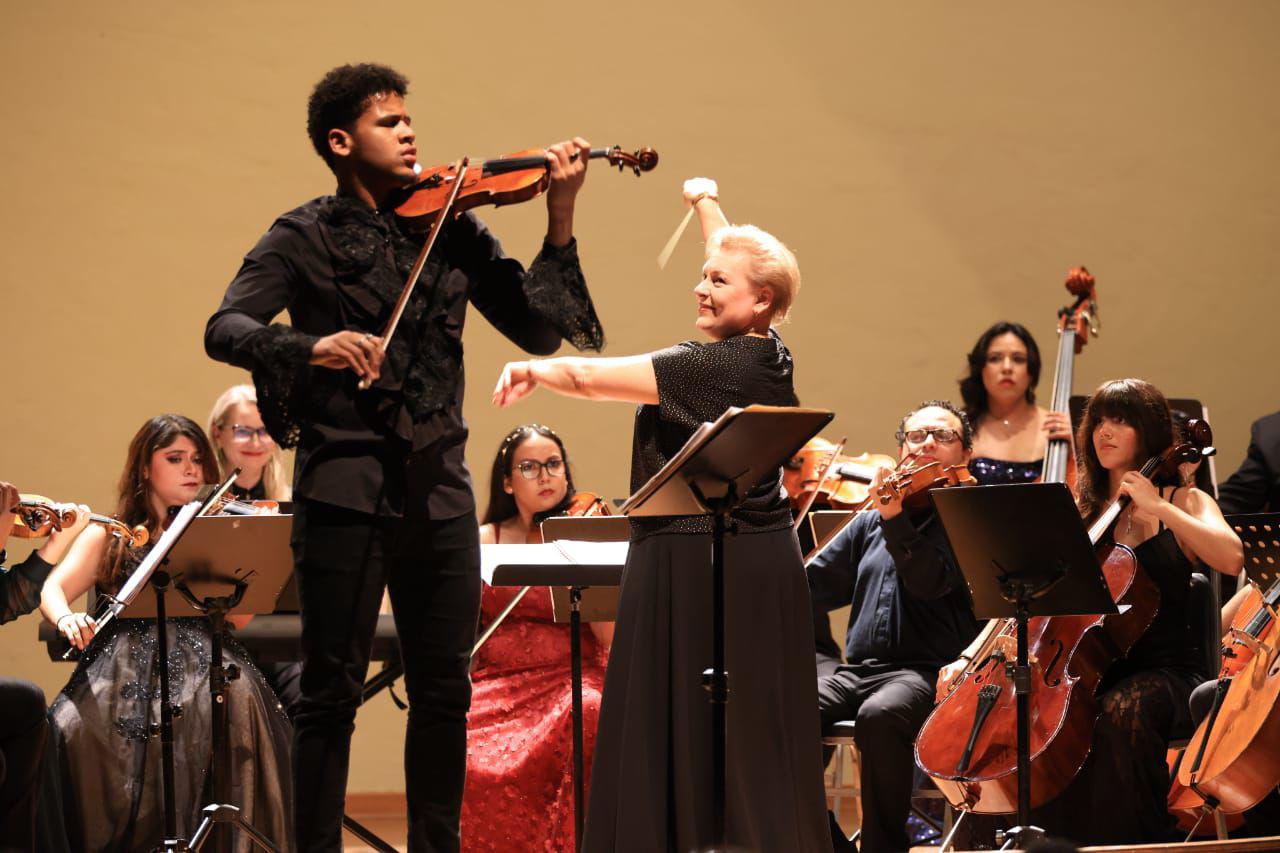 $!La música clásica fue recibida con entusiasmo por los saltillenses durante la interpretación de “Las Cuatro Estaciones” de Vivaldi.