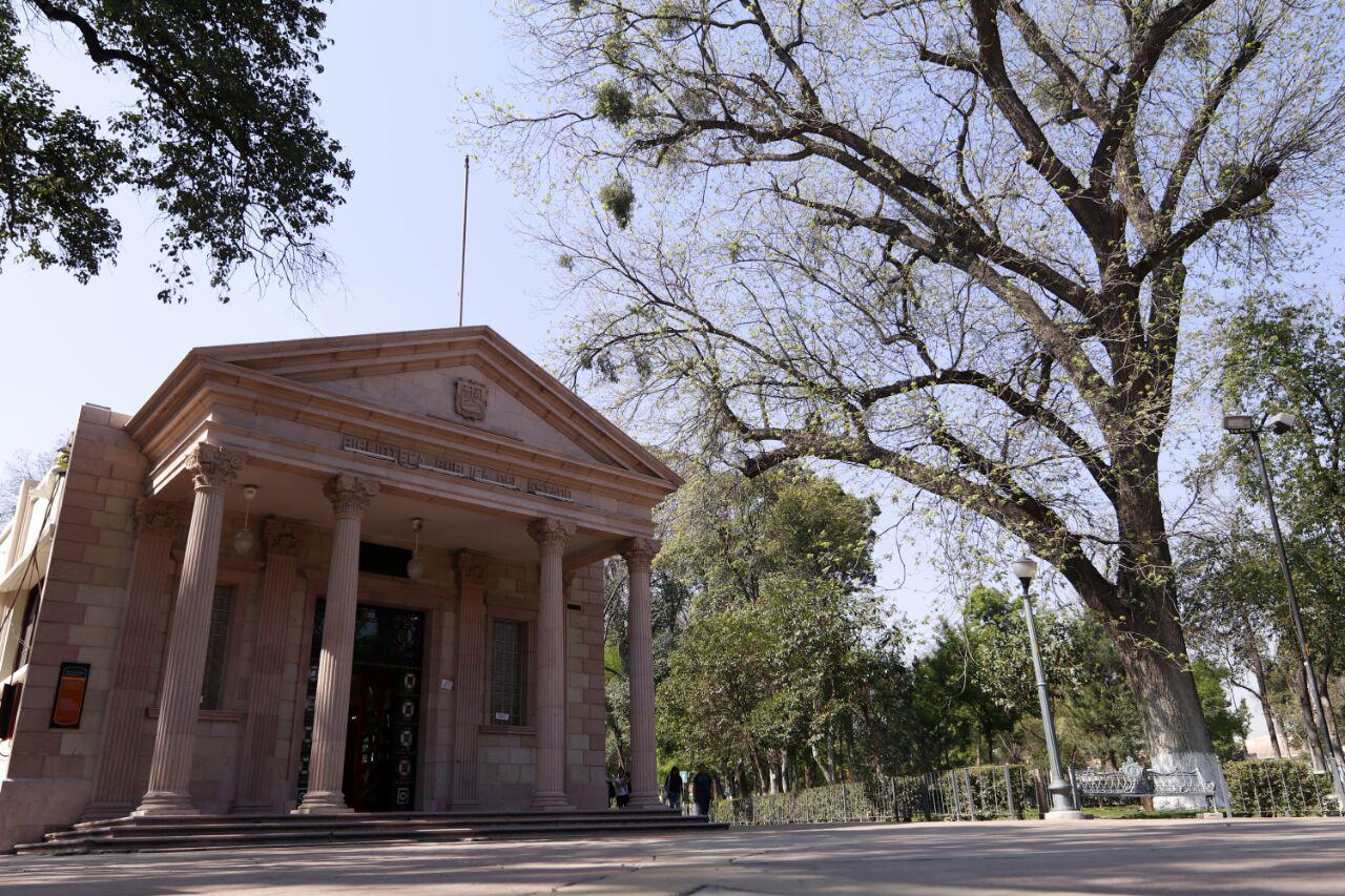 $!La Biblioteca Central de la Alameda resguarda los versos de Otilio, testimonio de su amor por Saltillo.