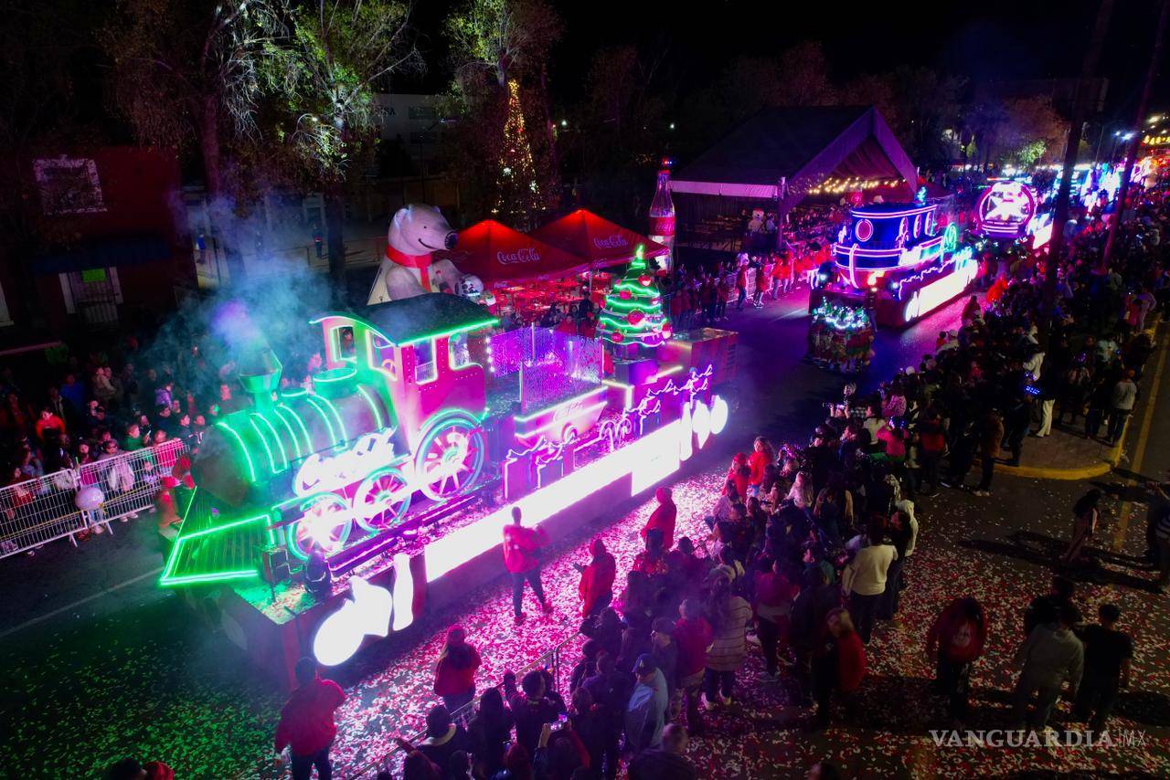 $!Niñas y niños disfrutaron el paso de los carros alegóricos, decorados con luces, figuras navideñas y personajes clásicos de la temporada.
