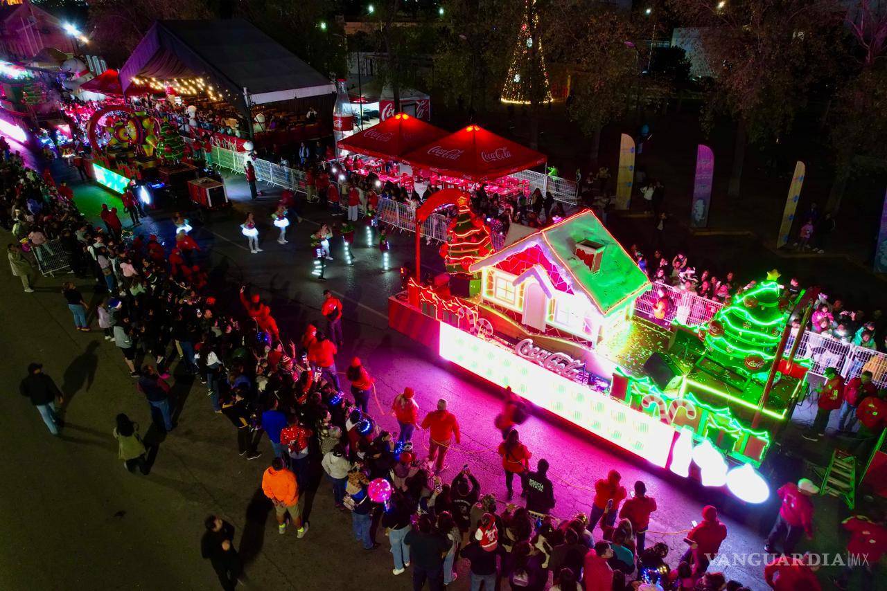 $!Las calles de Saltillo se llenaron de luces y color con el paso de la caravana, que fue seguida con entusiasmo por el público.