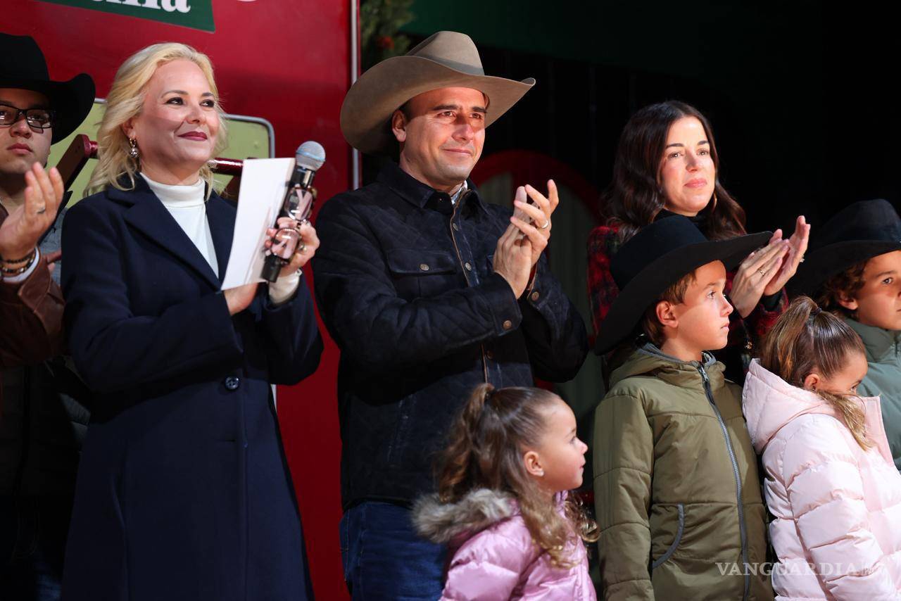 $!Los espectáculos navideños fueron disfrutados por todos en la Plaza Principal de Múzquiz, marcando el inicio de la temporada de fiestas en Coahuila.