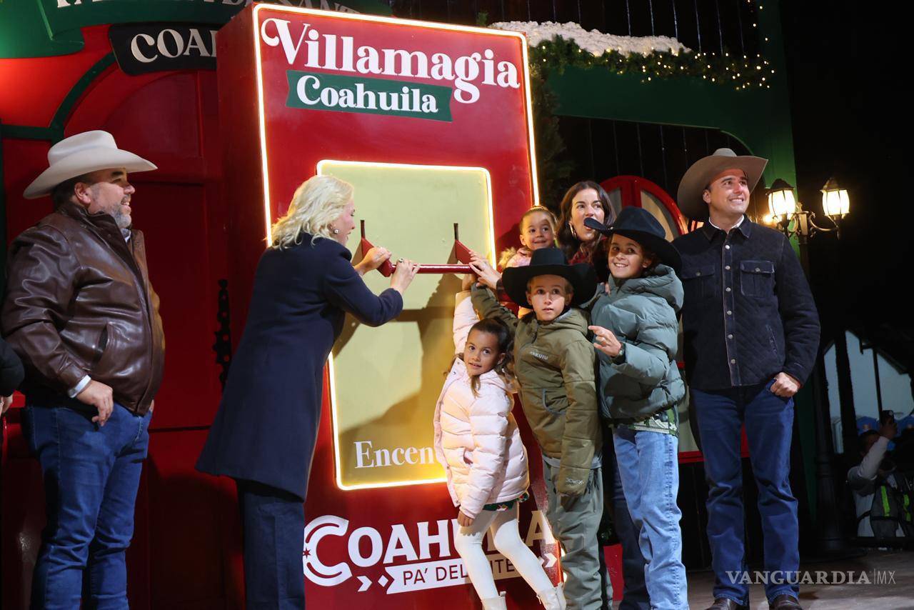 Manolo Jiménez inaugura Villamagia Coahuila 2025 con el encendido del pino monumental en Múzquiz