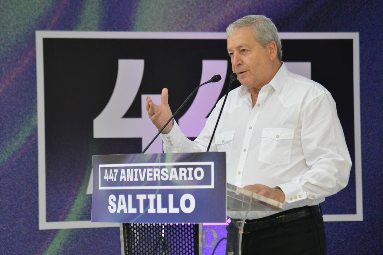 $!El alcalde José María Fraustro Siller destaca el desarrollo económico y social de Saltillo en su discurso.