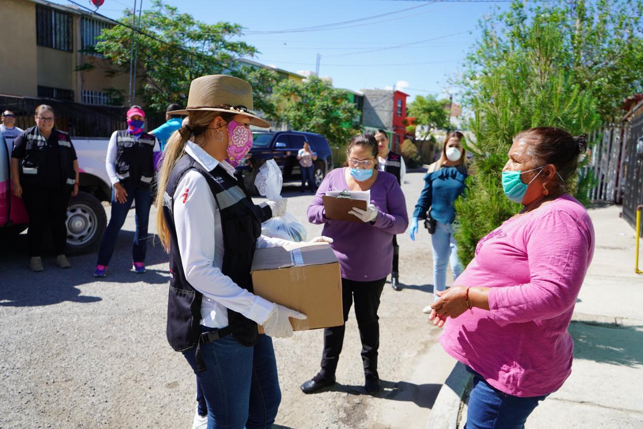 $!Alejandra Cabada, entonces presidenta del DIF Municipal, entrega despensas en una colonia de Juárez.