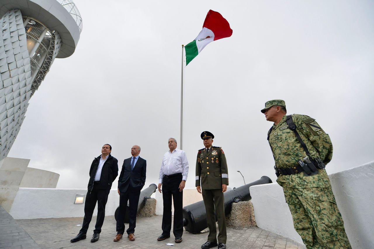 $!La bandera ondea en El Mirador durante la celebración del 447 aniversario de la fundación de Saltillo.