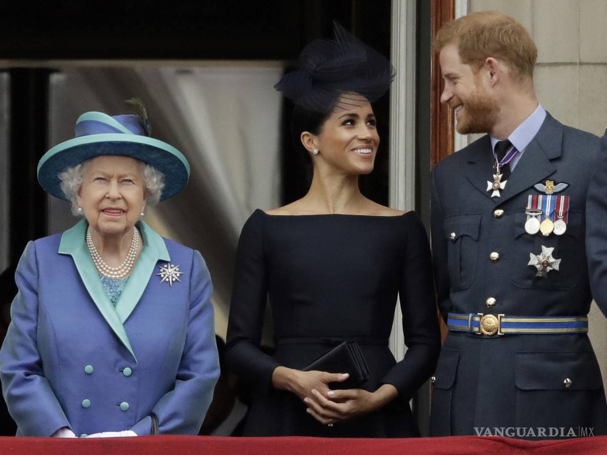 $!La reina Isabel II, Meghan la duquesa de Sussex y el príncipe Enrique en Londres, el 10 de julio de 2018. AP/Matt Dunham