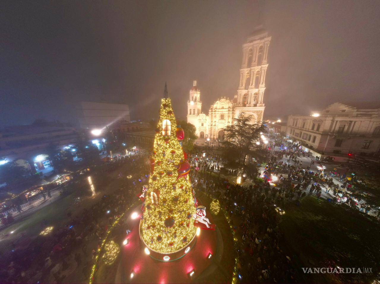 Saltillo da la bienvenida a la temporada navideña con el encendido del pino en ‘Villamagia Coahuila 2025’