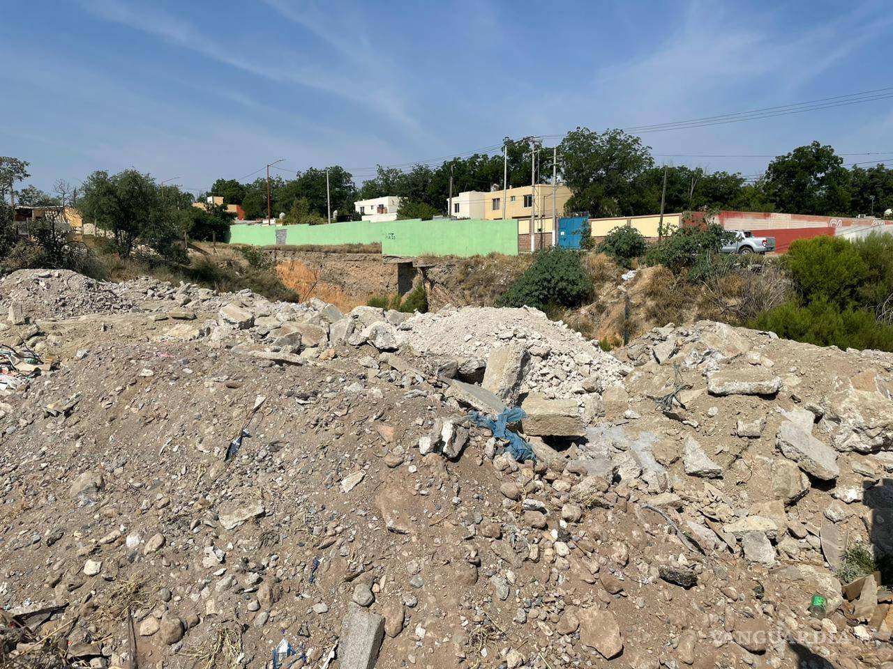 $!La falta de supervisión ha permitido la instalación de tejabanes y el desecho de escombros en esta área.