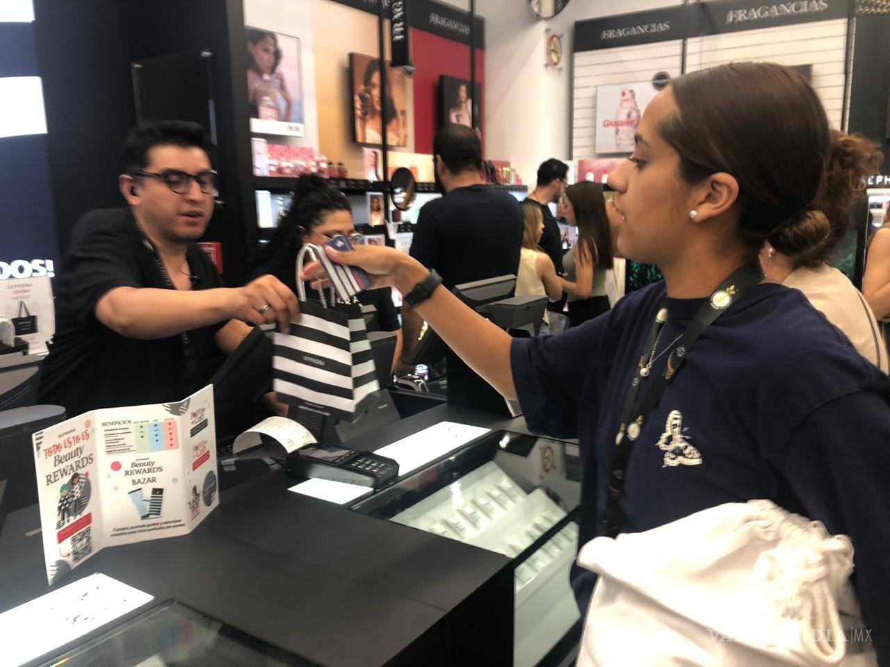 $!Diana Mercado y su hermano fueron de los primeros clientes de la reconocida tienda.