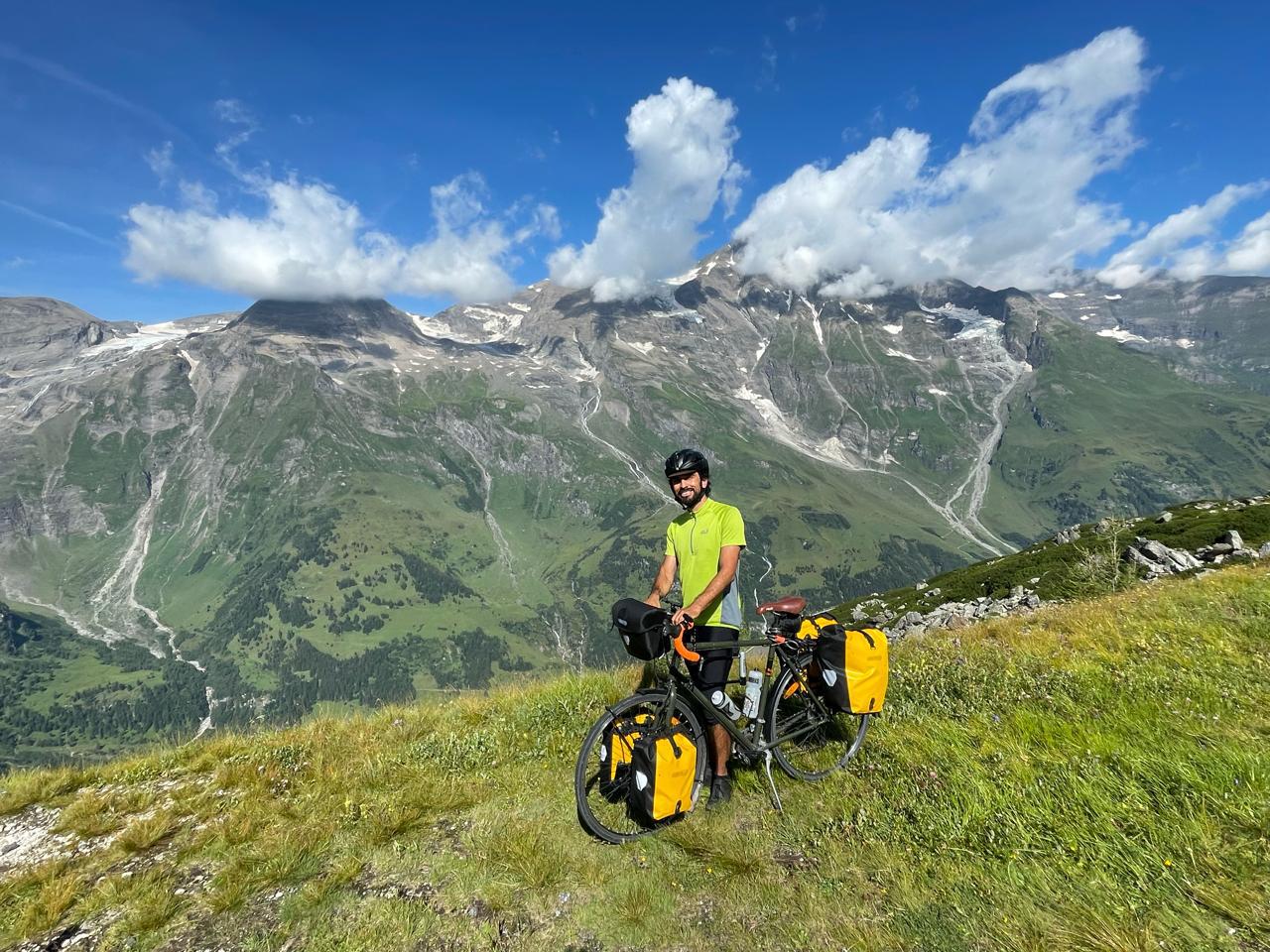 $!El ciclista saltillense en un alto durante su viaje, apreciando los majestuosos paisajes alpinos.