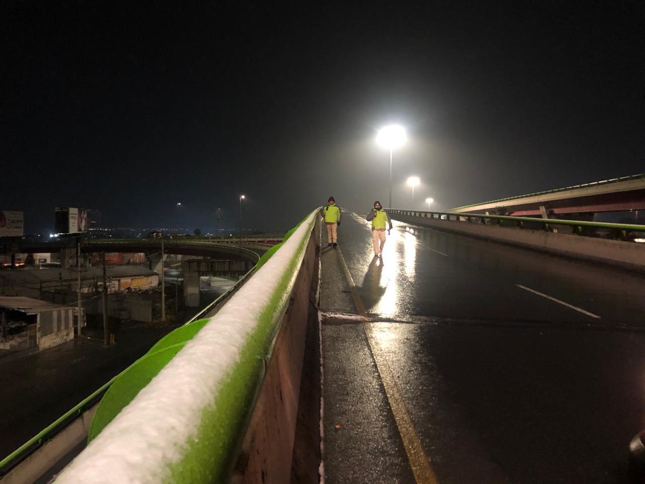 $!El distribuidor vial El Sarape en Saltillo, cerrado por acumulación de hielo, dificultó el paso vehicular durante las primeras horas del sábado.