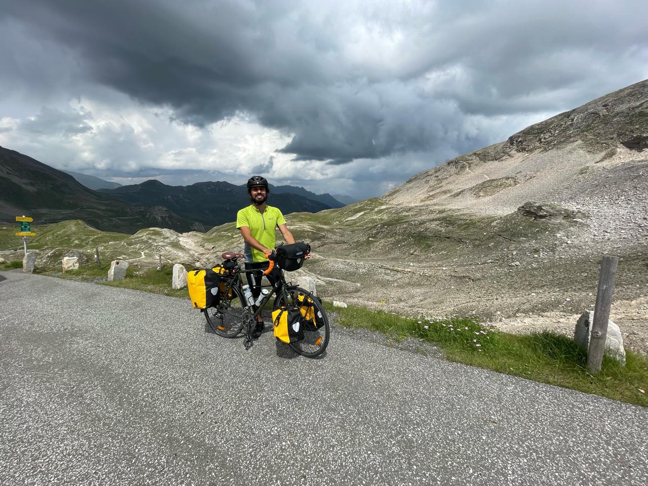 $!José Paredes disfruta de un descanso en su travesía por los Alpes, en su camino hacia Roma.