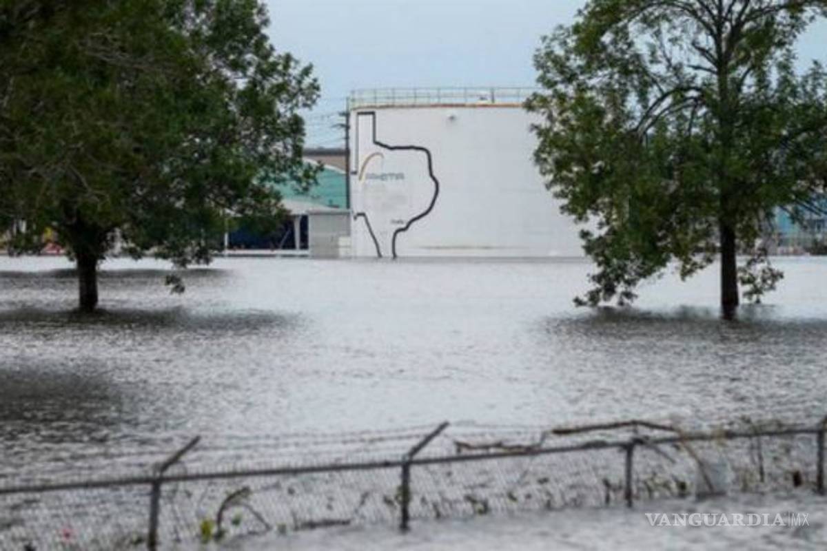 Reportan dos explosiones en una planta química en Houston afectada por Harvey