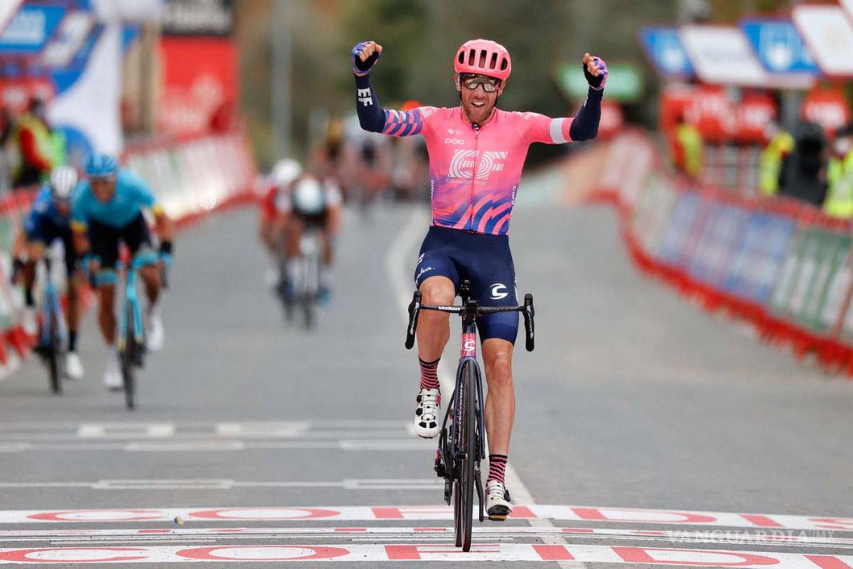 Carapaz retiene liderato; Woods gana la séptima de la Vuelta