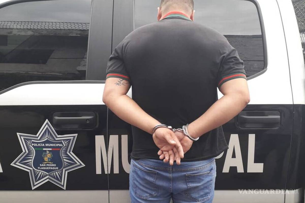 Arrestan a hombre; viajaba en auto robado al norte de Saltillo