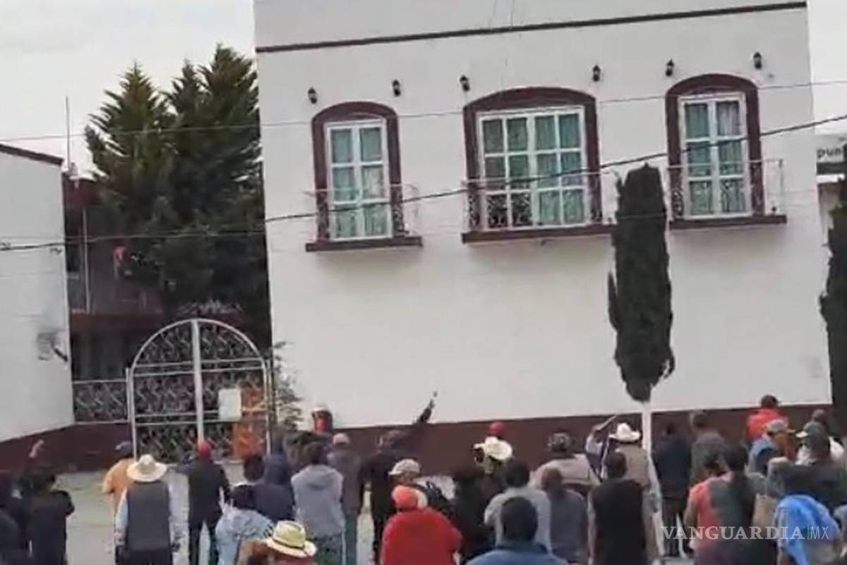 Pobladores de Amozoc, Puebla toman ayuntamiento con alcalde adentro; piden su destitución