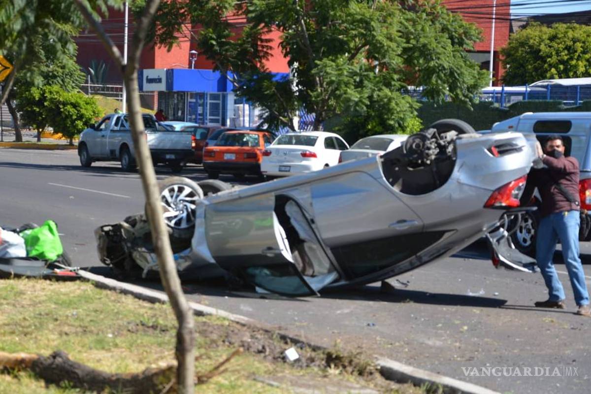 Por exceso de velocidad hombre vuelca en bulevar de Saltillo